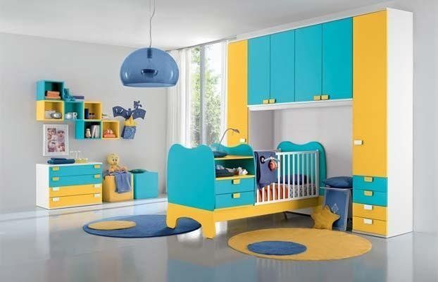 Cameretta con mobili blu, azzurri e gialli