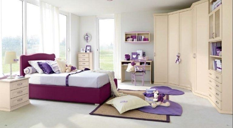 Cameretta per ragazze in toni viola e bianco