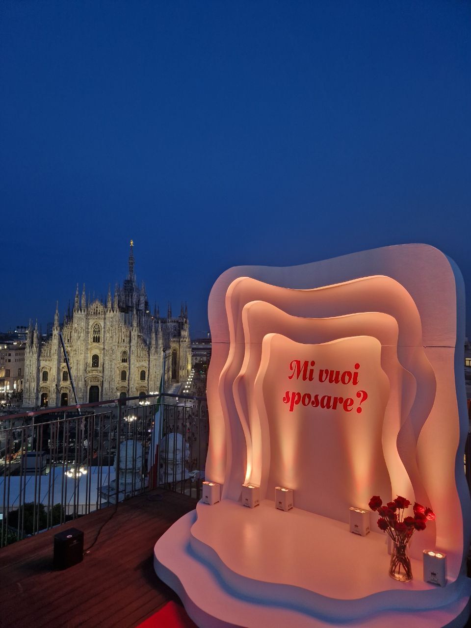 Romantica proposta di matrimonio con vista sul Duomo di Milano al tramonto. Testo