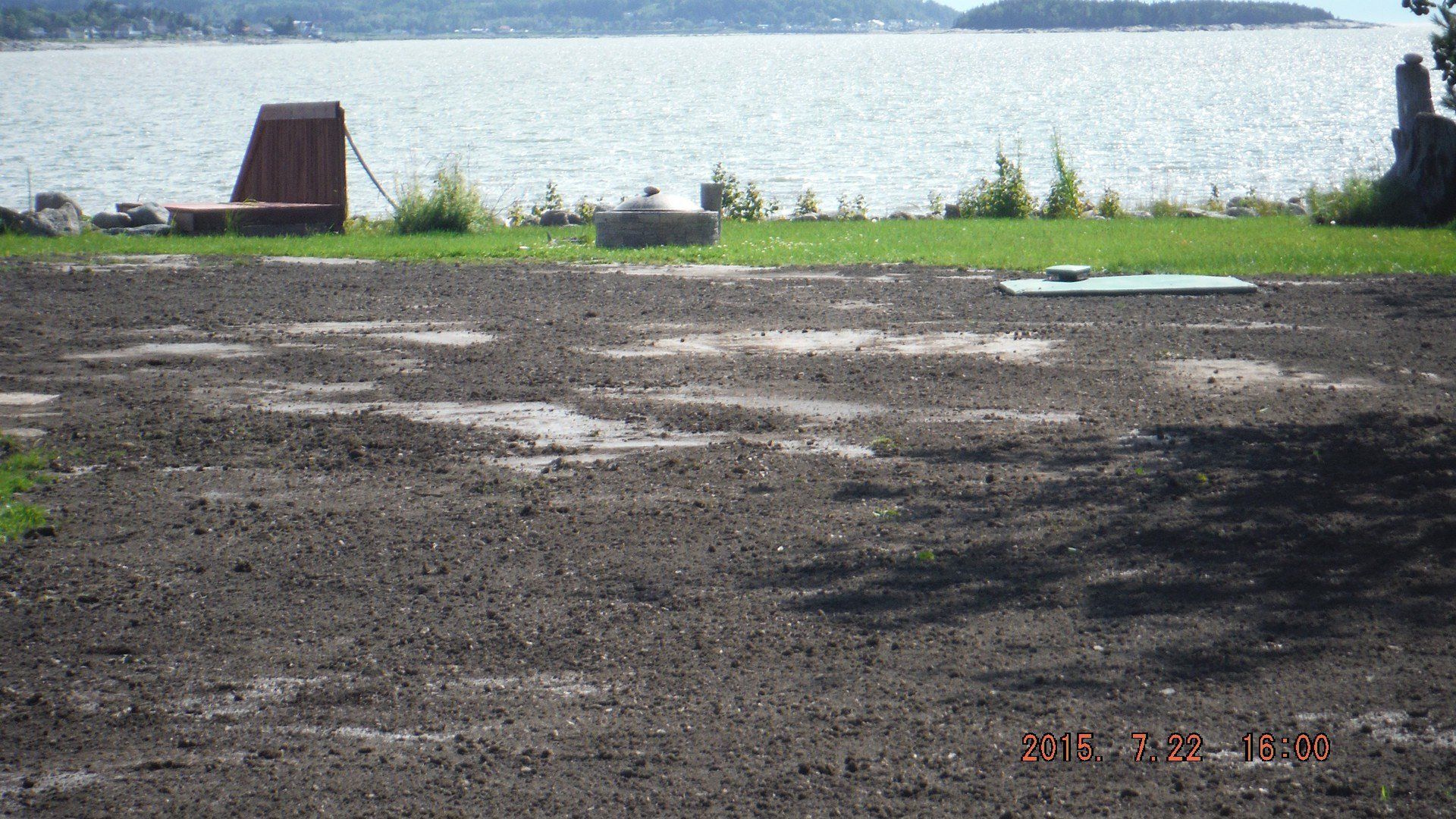 terrain sans pelouse en bordure d'un lac