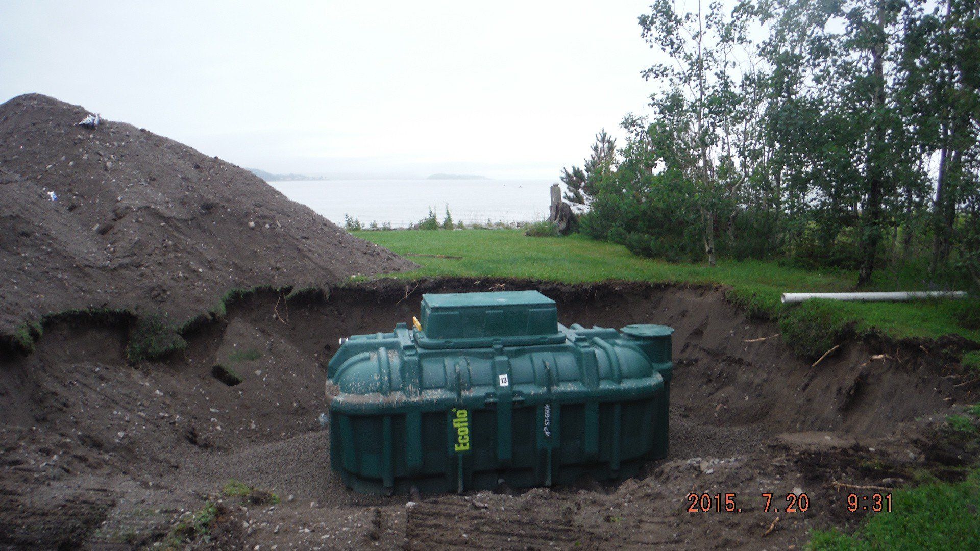 fosse septique ecoflo dans trou excavé