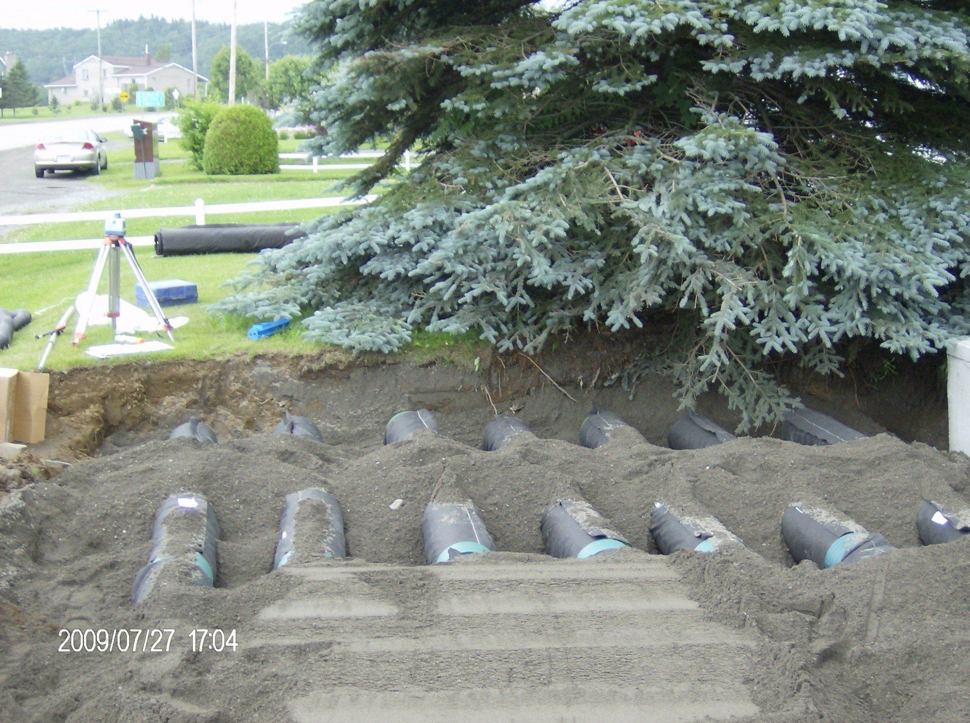 tuyaux de champ d'épuration partiellement recouverts de terre