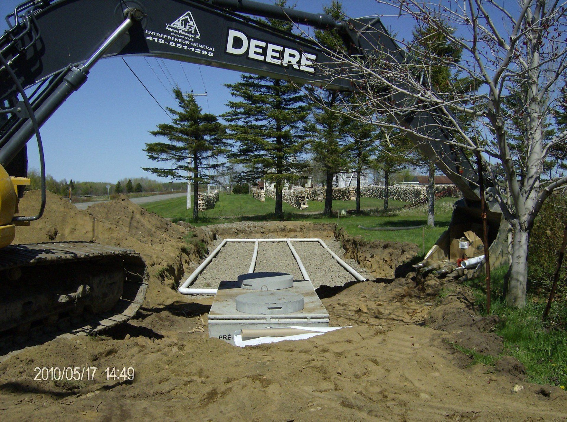 pelle mécanique devant champ d'épuration