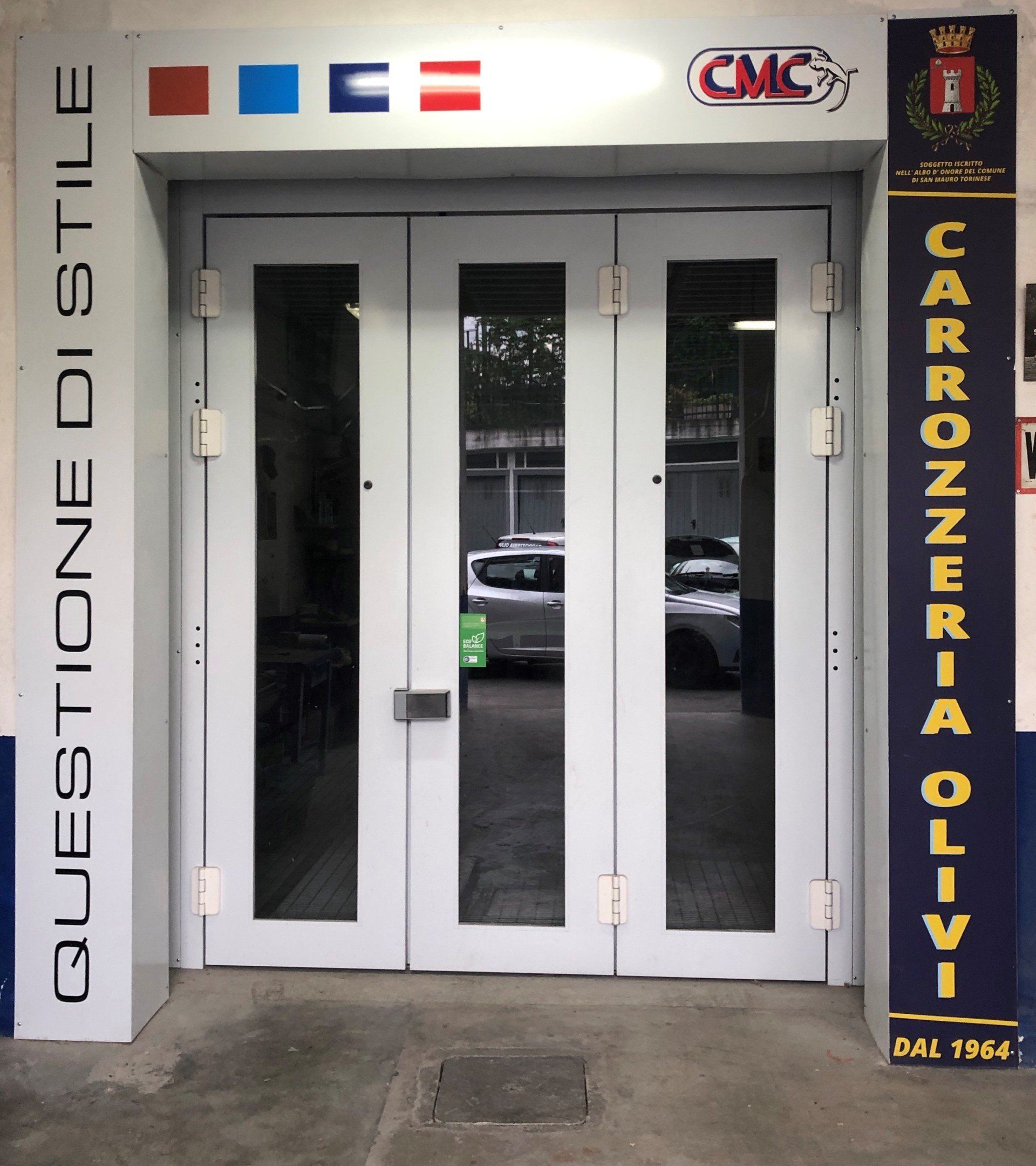 Una porta bianca con un cartello che dice questione di stile