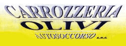 Sopra c'è un cartello giallo con scritto carrozzeria olivi.