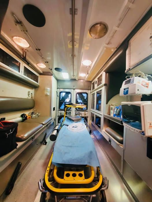 El interior de una ambulancia con una camilla en la parte trasera.