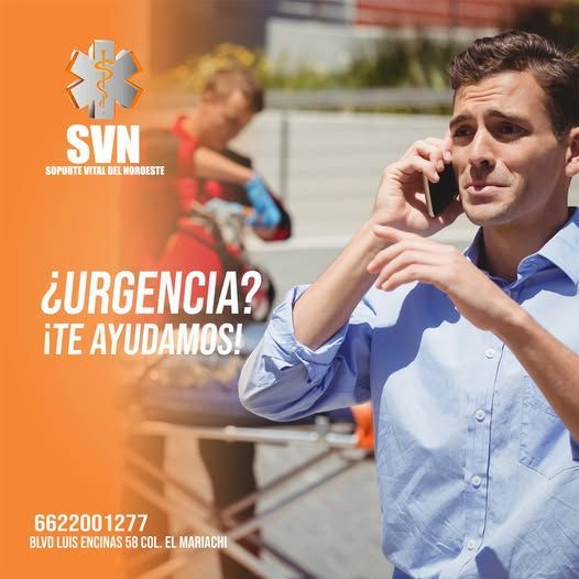 Un hombre hablando por un teléfono celular con un logotipo svn en el fondo.