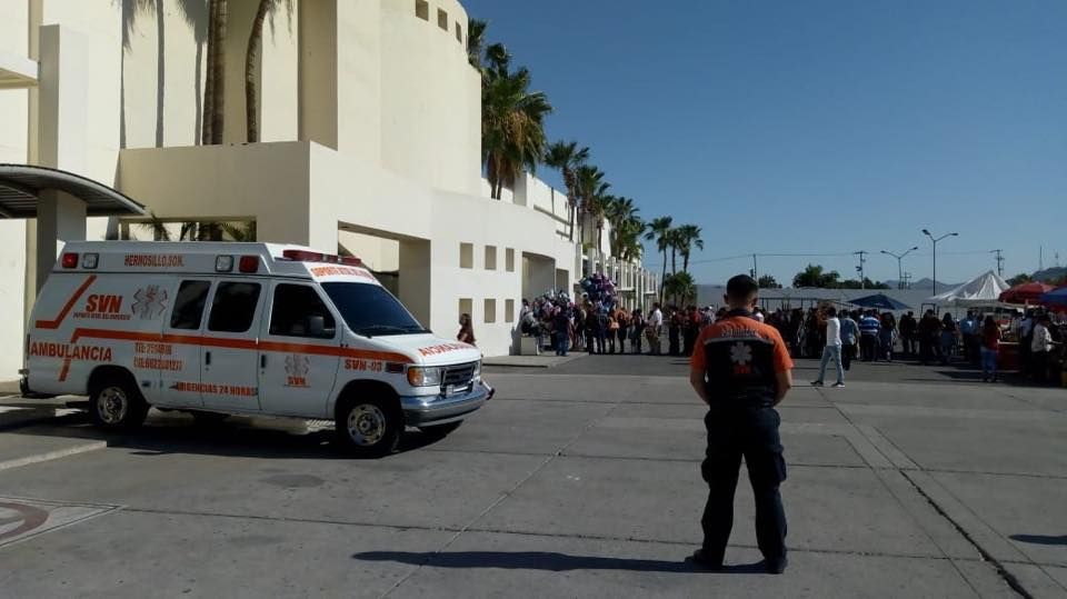 Una ambulancia está estacionada frente a un edificio