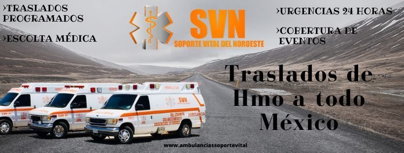 Tres ambulancias están estacionadas al costado de una carretera en México