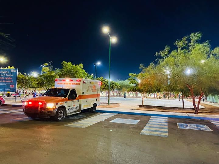 Una ambulancia circula por una calle por la noche.
