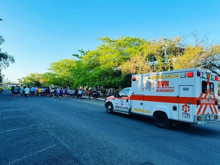 Una ambulancia está estacionada al costado de la carretera
