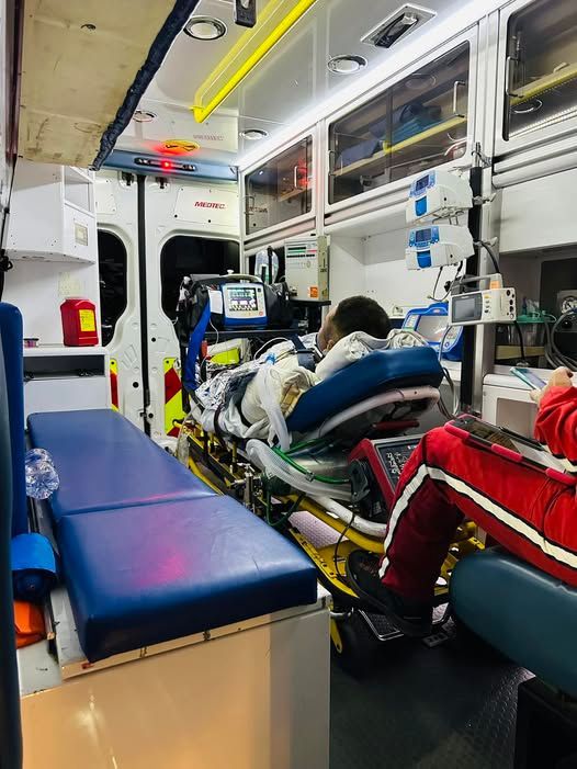 Una persona está acostada en una camilla en una ambulancia.