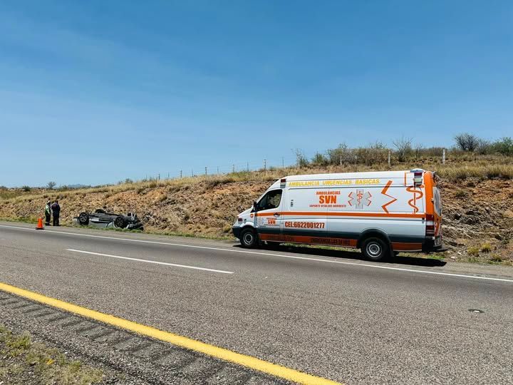 Una ambulancia está estacionada al costado de la carretera.