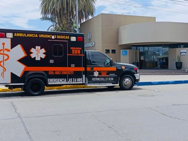 Una ambulancia está estacionada frente a un hospital