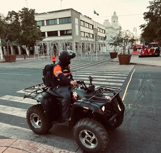 Un hombre conduce un vehículo todo terreno por una calle de la ciudad.