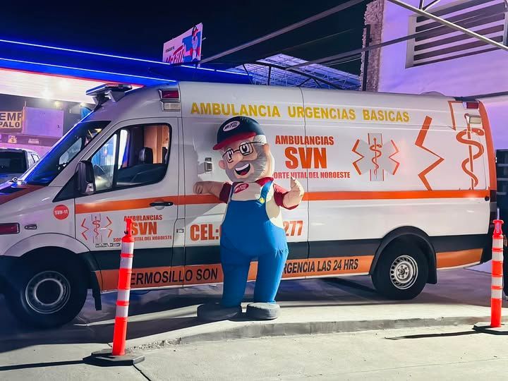 Una ambulancia está estacionada al costado de la carretera