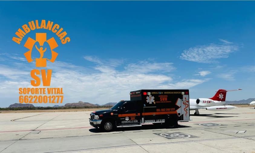 Una ambulancia está estacionada en una pista junto a un avión.