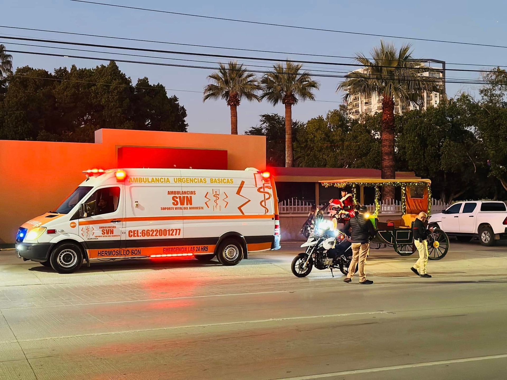 Una ambulancia está estacionada al costado de la carretera