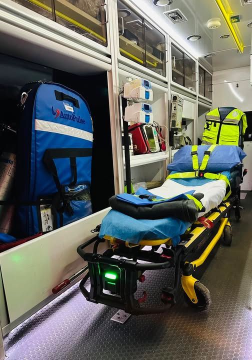 El interior de una ambulancia con una camilla y una bolsa.