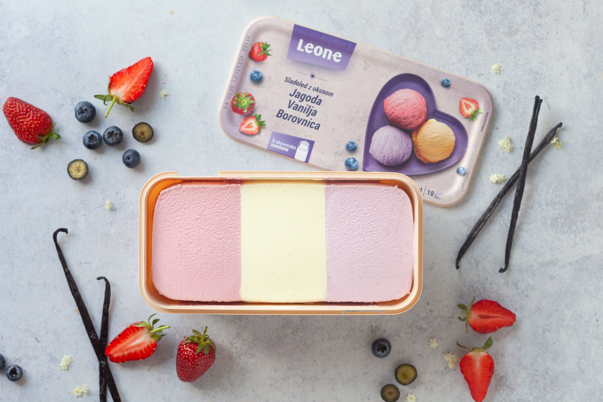 LEONE banjica jagoda, vanilja in borovnica