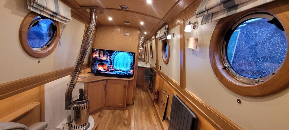 Saloon with stove and TV Bose soundbar