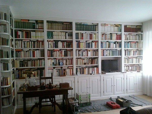 una libreria con i mobili di color bianco