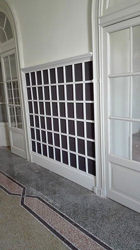 due porte ad arco di color bianco con pannelli di vetro