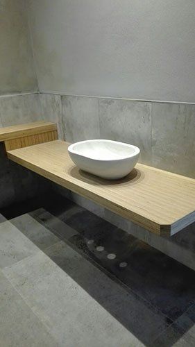 una mensola in legno con sopra un lavabo
