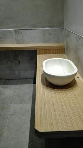 una mensola in legno con sopra un lavabo moderno