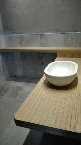 una mensola angolare in legno con sopra un lavabo