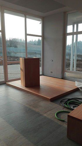 una stanza con un pavimento in legno