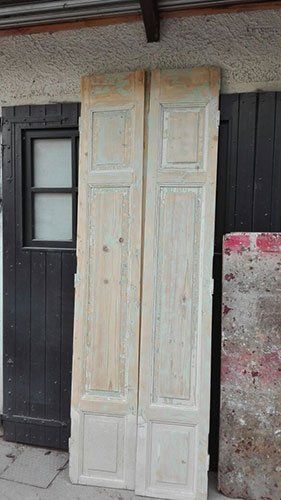 due porte rovinate in legno