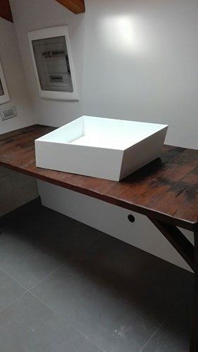 un tavolo in legno con sopra un lavabo moderno