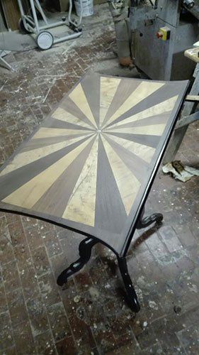 un tavolino in legno