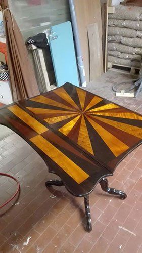 un tavolino in legno in una falegnameria