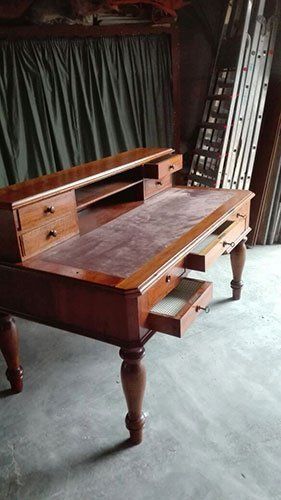 un tavolo in legno con dei cassetti aperti