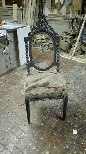 una sedia con cuscino rovinato