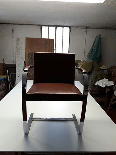 una sedia moderna con una struttura in metallo