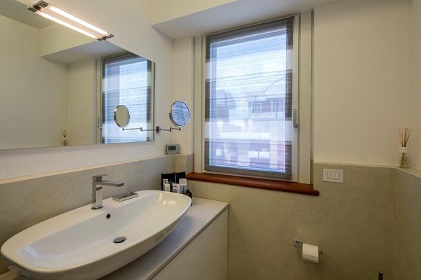 un bagno con un lavabo grande e una finestra