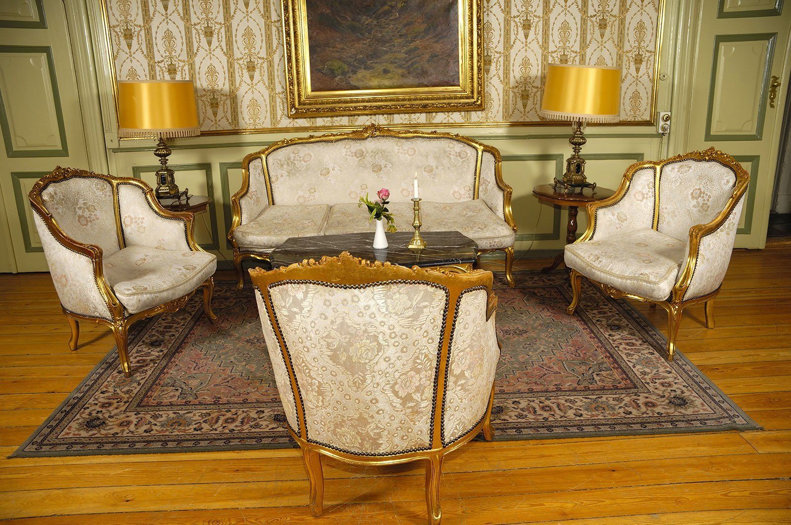 Elegante camera con mobili antichi