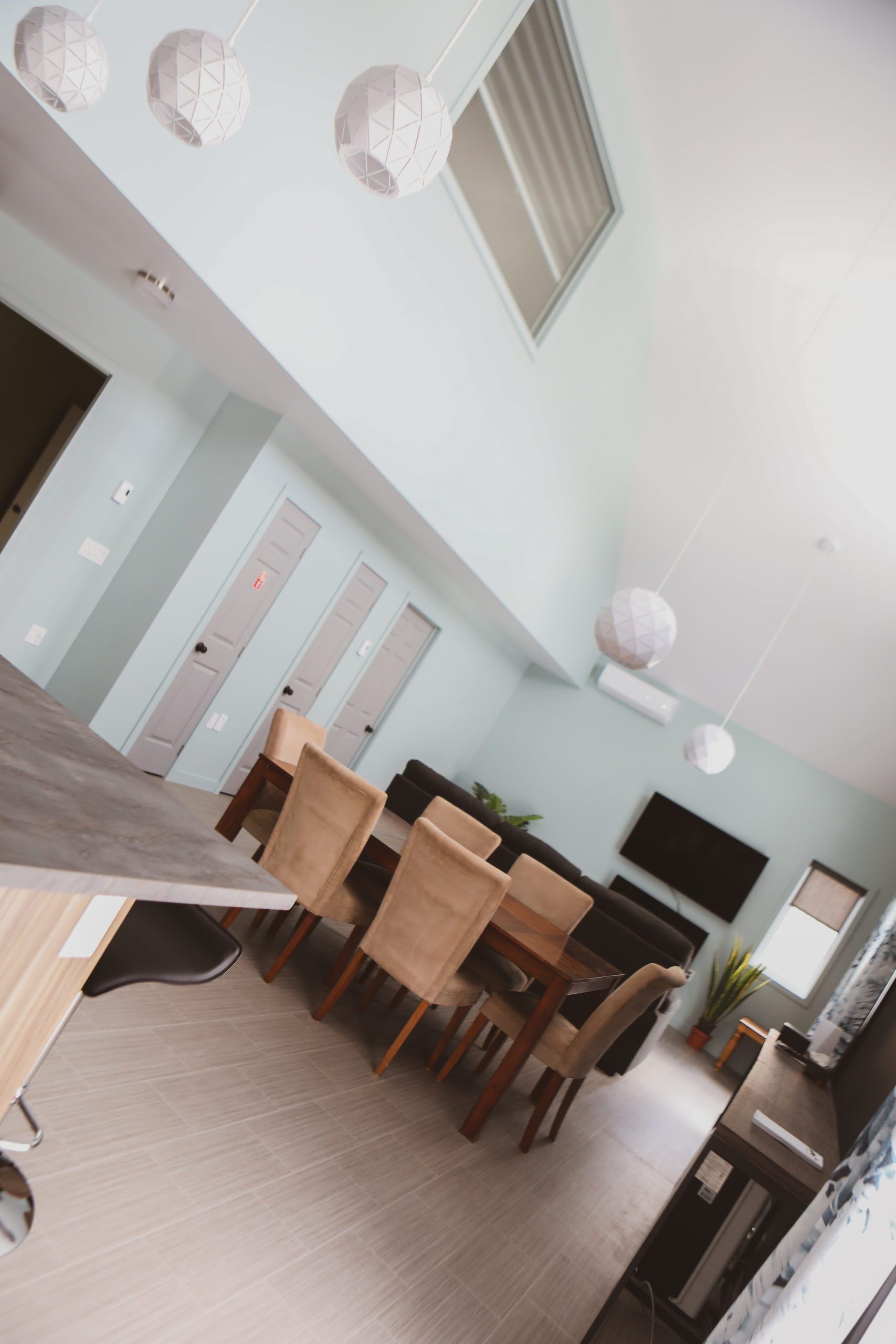 Un salon avec une table et des chaises