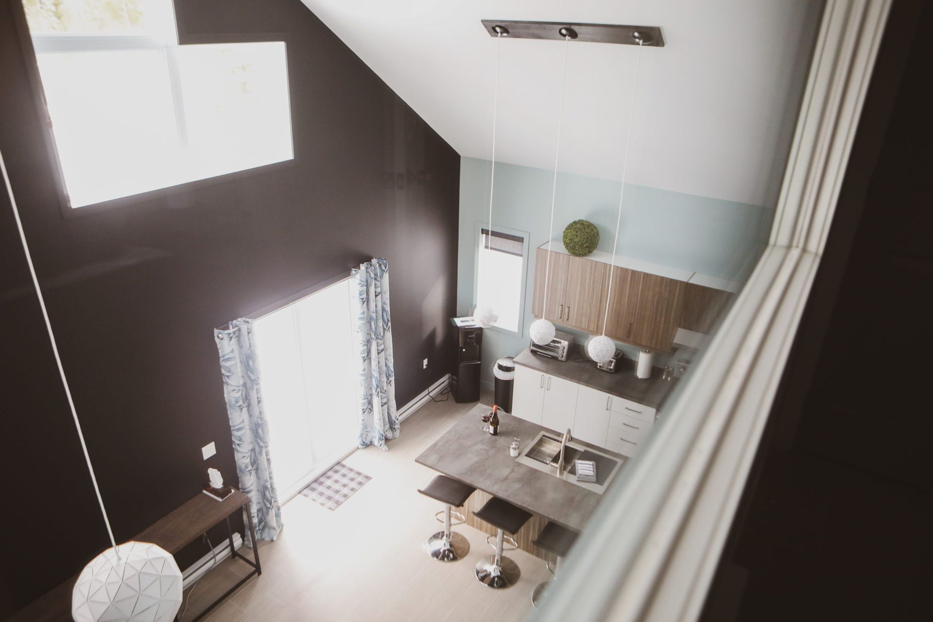 Une vue aérienne d'une cuisine et d'une salle à manger depuis le deuxième étage.