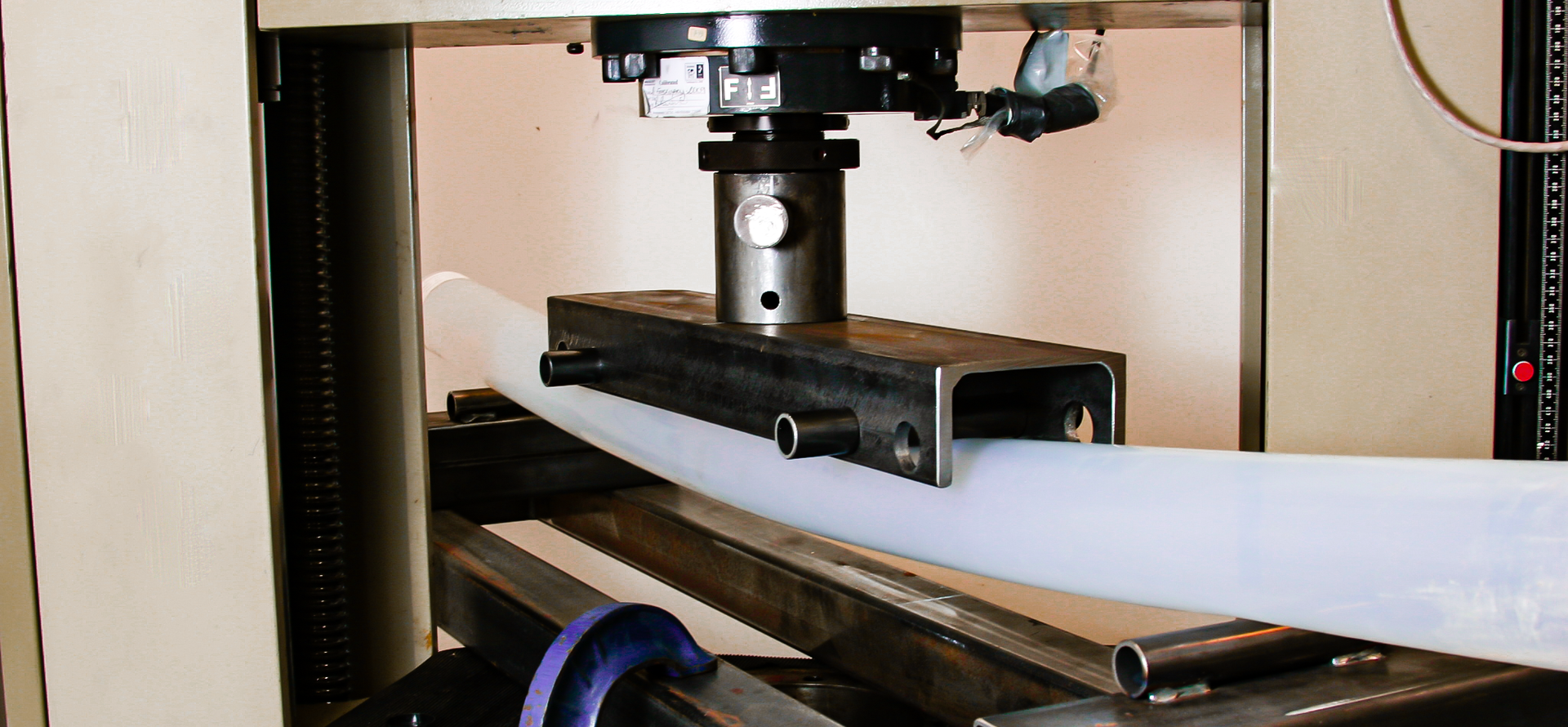 Large scale flexural test of pipe