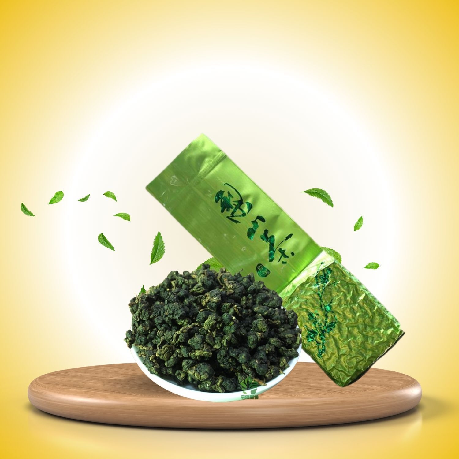 在綠意盎然的茶園前，手捧一杯茶，面前擺放著一盒茶葉和一些茶葉。