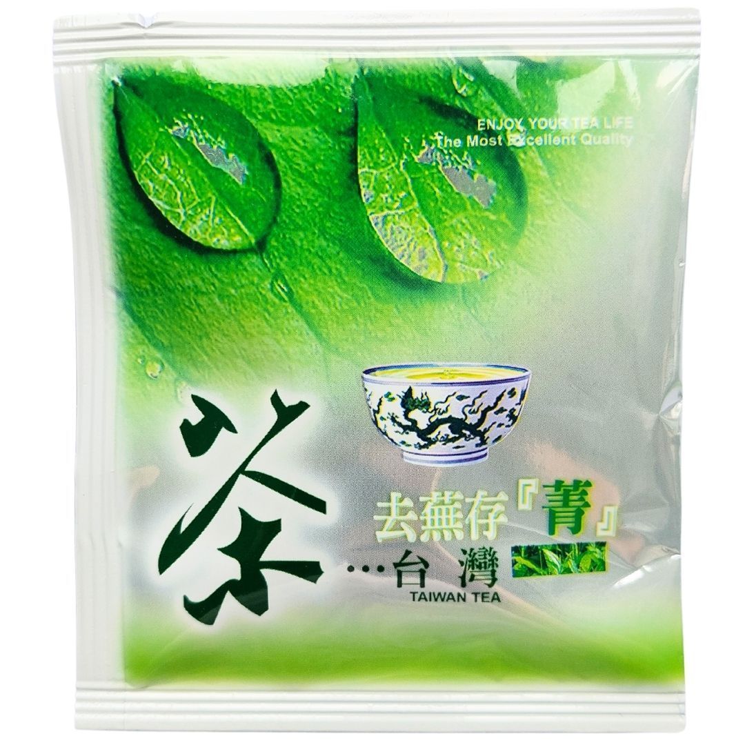 茶包、茶壺和茶杯放在桌上，背景是山景。