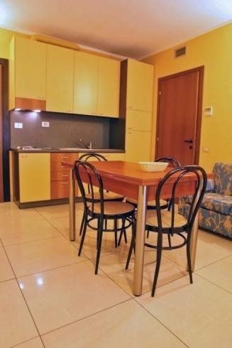 Cucina con tavolo da pranzo di un appartamento