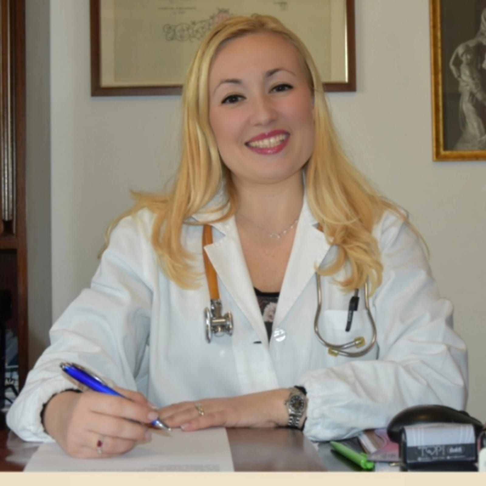 La dottoressa Pasotti Fabiola dietro la sua scrivania