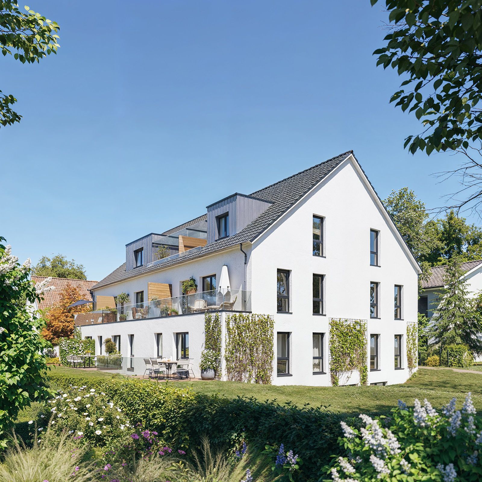 3D Visualisierung und Architekturvisualisierung Mehrfamilienhaus mit weißer Putzfassade