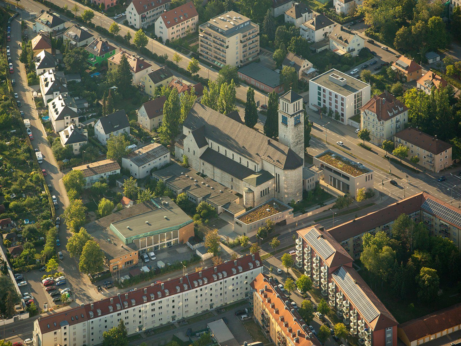 Immobilien Visualisierung: Vorher-Nachher-Vergleich von der Fotomontage eines Neubaus von Mehrfamilienhäusern in Regensburg.