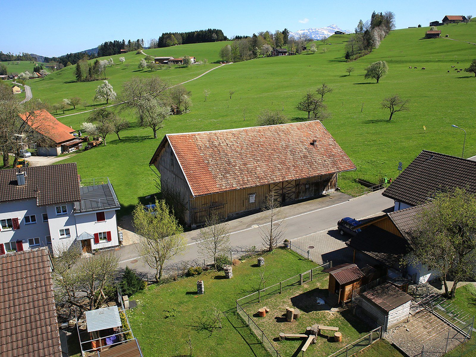 Immobilien Visualisierung: Vorher-Nachher-Vergleich von der Fotomontage eines Mehrfamilienhaus in der Schweiz.